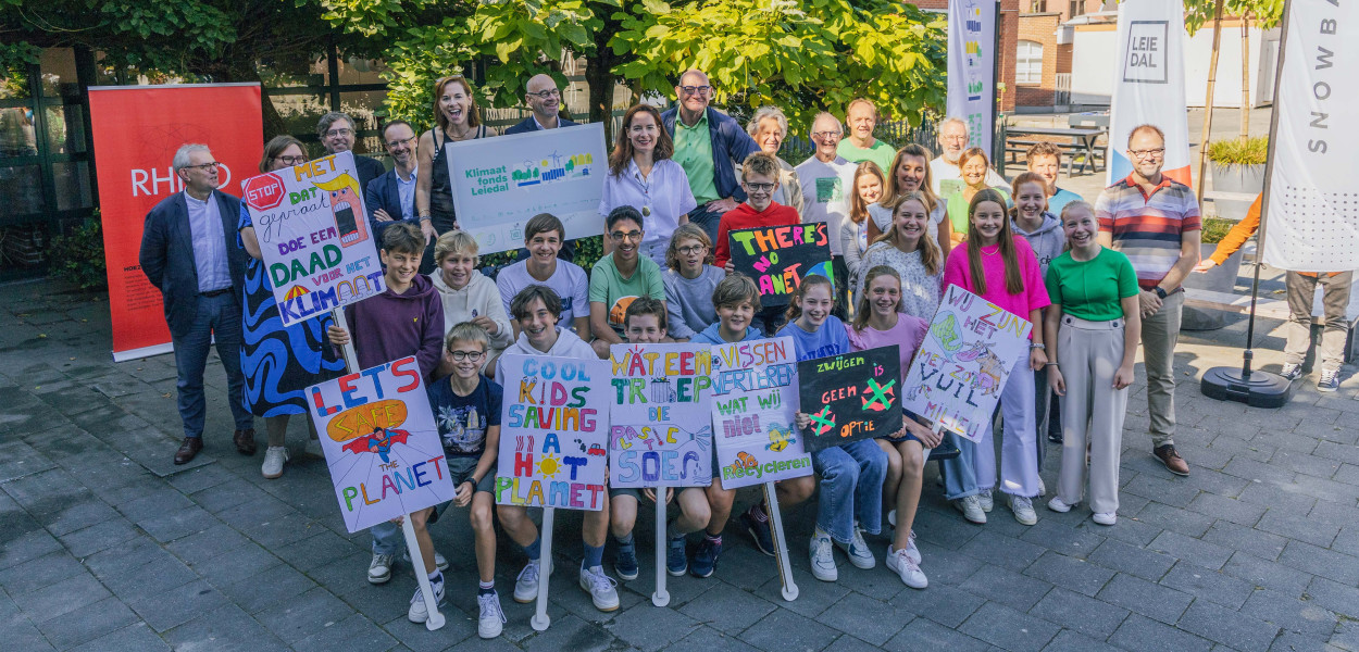 groepsfoto persmoment klimaatfonds leiedal met leerlingen